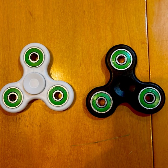 Box little bit damaged, but the spinner works perfectly - Picture 3 of 3